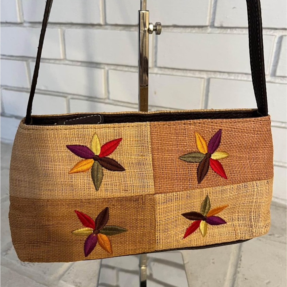 Like New Lightweight Liz Claiborne Embroidered Floral Purse with zip clo…
